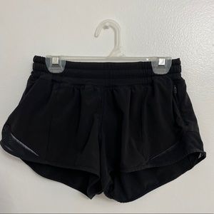 SIZE 2 LULULEMON HOTTY HOT SHORT 2.5”